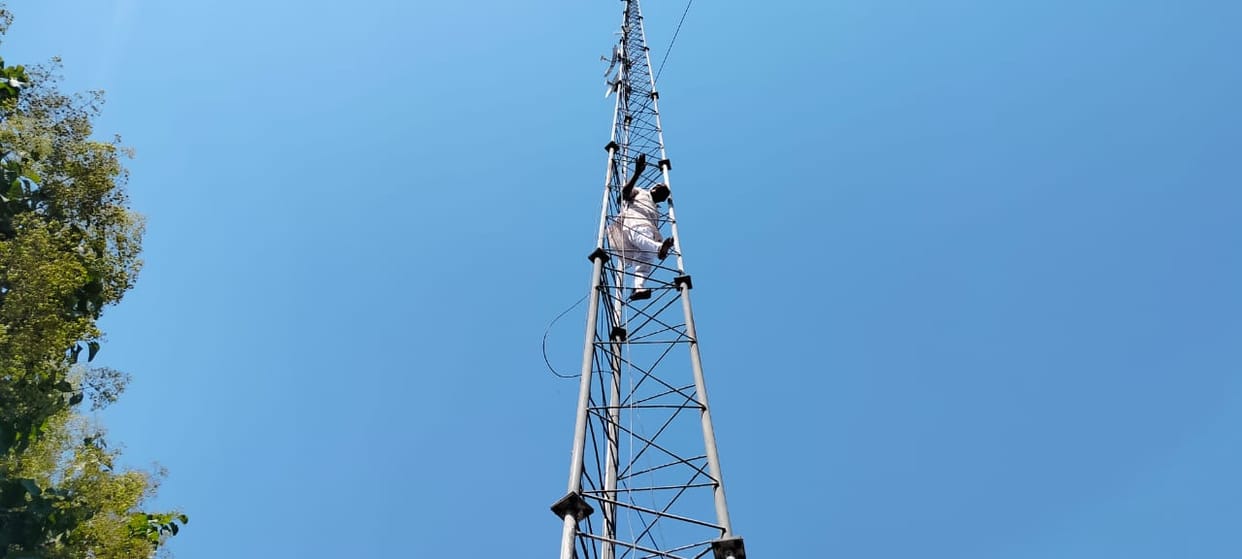 Meerut: Candidates supporter climbed the tower after not getting the form, police had a tough time calling hi