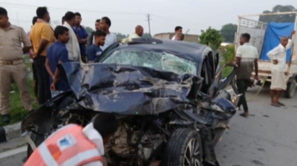 Major accident in Varanasi many people died due to car collided with dumper