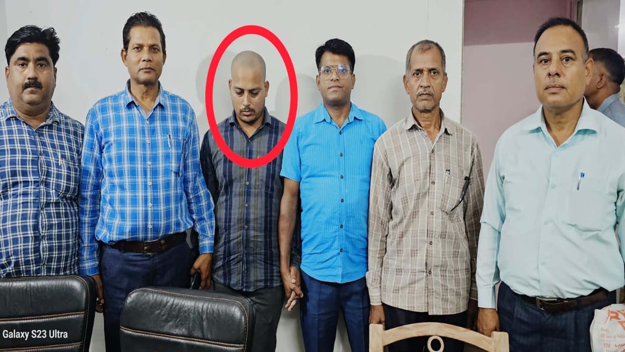 Kanpur: Vigilance team caught Lekhpal taking bribe of 10 thousand rupees
