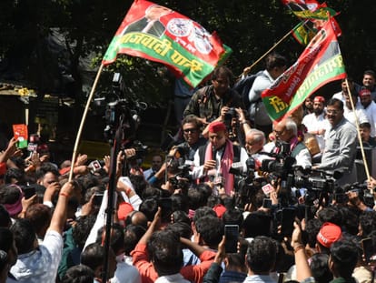 Lucknow: SP workers created ruckus at JPNIC Centre, Akhilesh said government wants to sell the museum.
