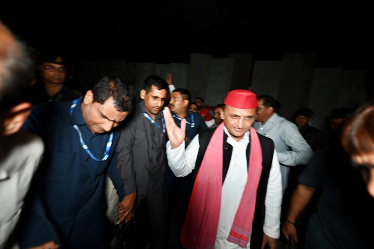 Helicopter could not fly due to low visibility Akhilesh Yadav stopped in Haridwar Uttarakhand news in hindi