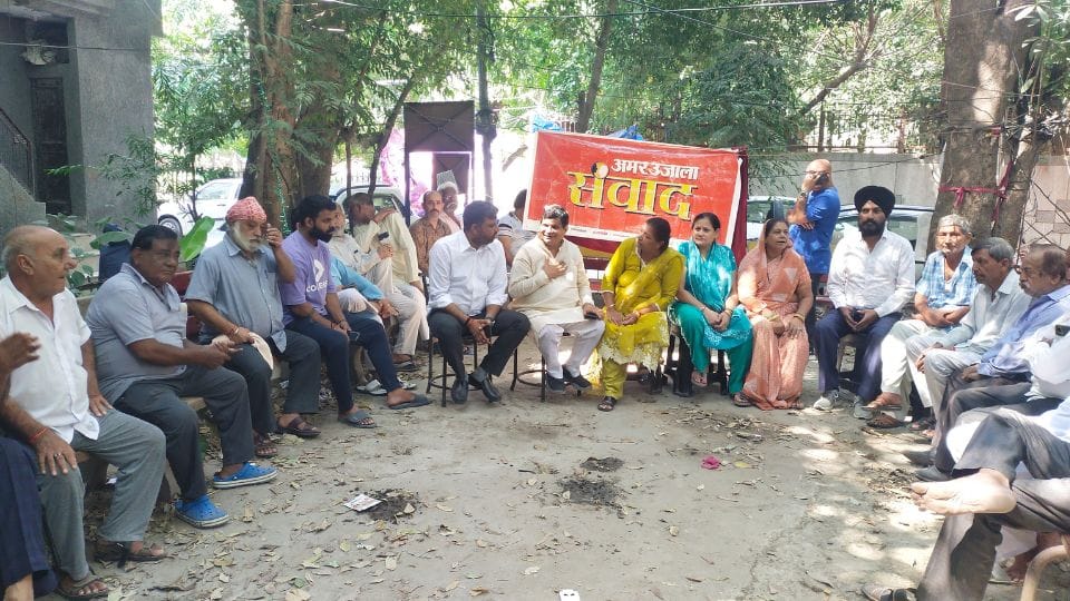 People are worried about the problems of broken streets and dirt in Nehru Vihar Delhi