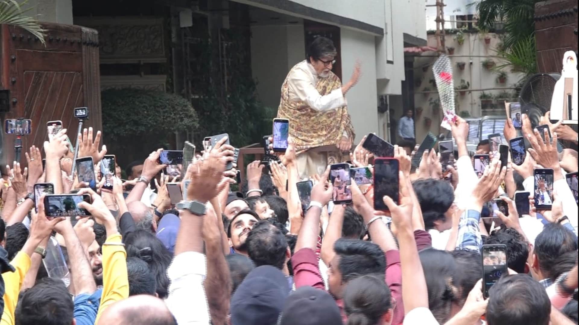 Amitabh Bachchan 82 birthday fans gathered outside jalsa at juhu to wish him birthday see pics