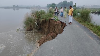 Bihar Flood: Erosion of Sikarhana river continues; 80% of road connecting 10 panchayats submerged in water