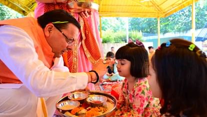 Navratri 2024: सीएम धामी ने पत्नी संग किया कन्या पूजन, तस्वीरों में देखिए कैसे सज-धज कर पधारीं 'नन्ही देवियां' Navratri kanya pujan 2024 CM Dhami performed Kanya Pujan with his wife ashtami navami Uttarakhand Watch Photos