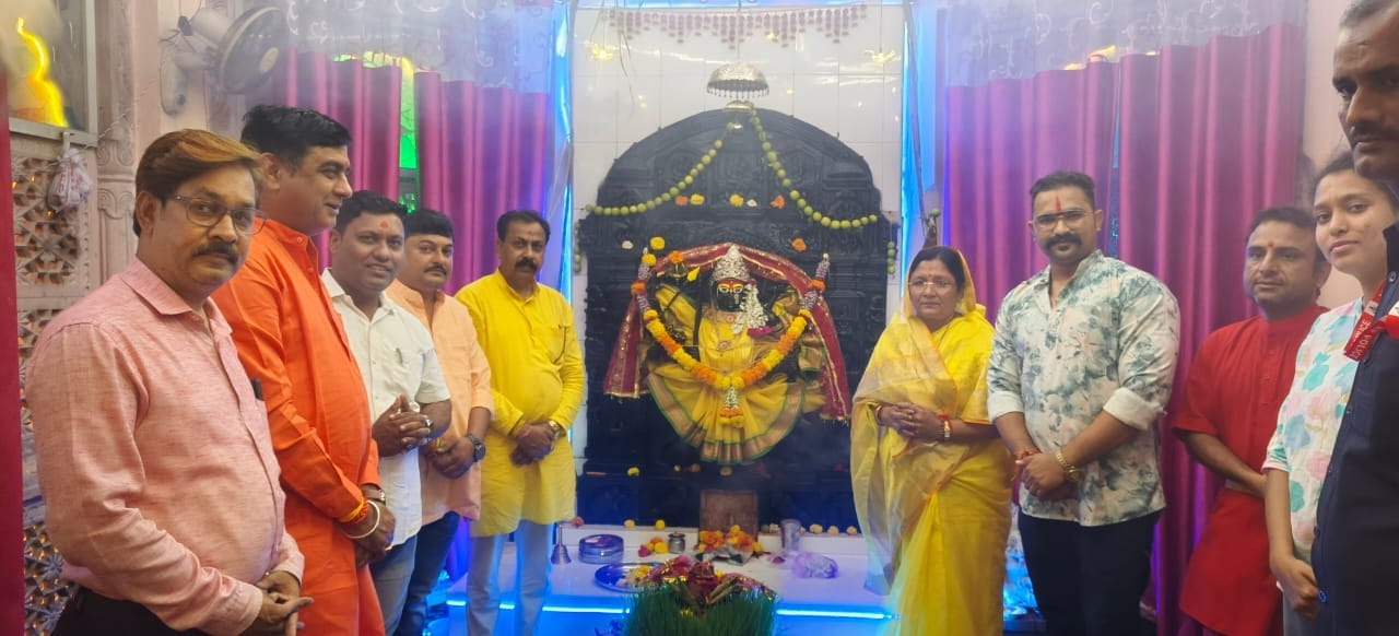 Dhar MP Savitri Thakur tied the sword to her daughters and participated in Garba program