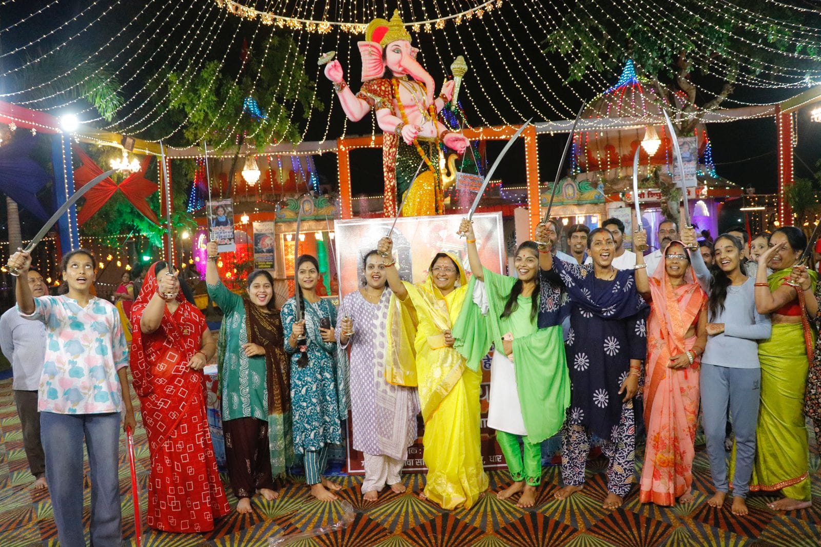 Dhar MP Savitri Thakur tied the sword to her daughters and participated in Garba program