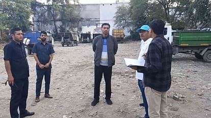 DM Savin Bansal went on a surprise inspection early morning on door to door garbage collection system Dehradun