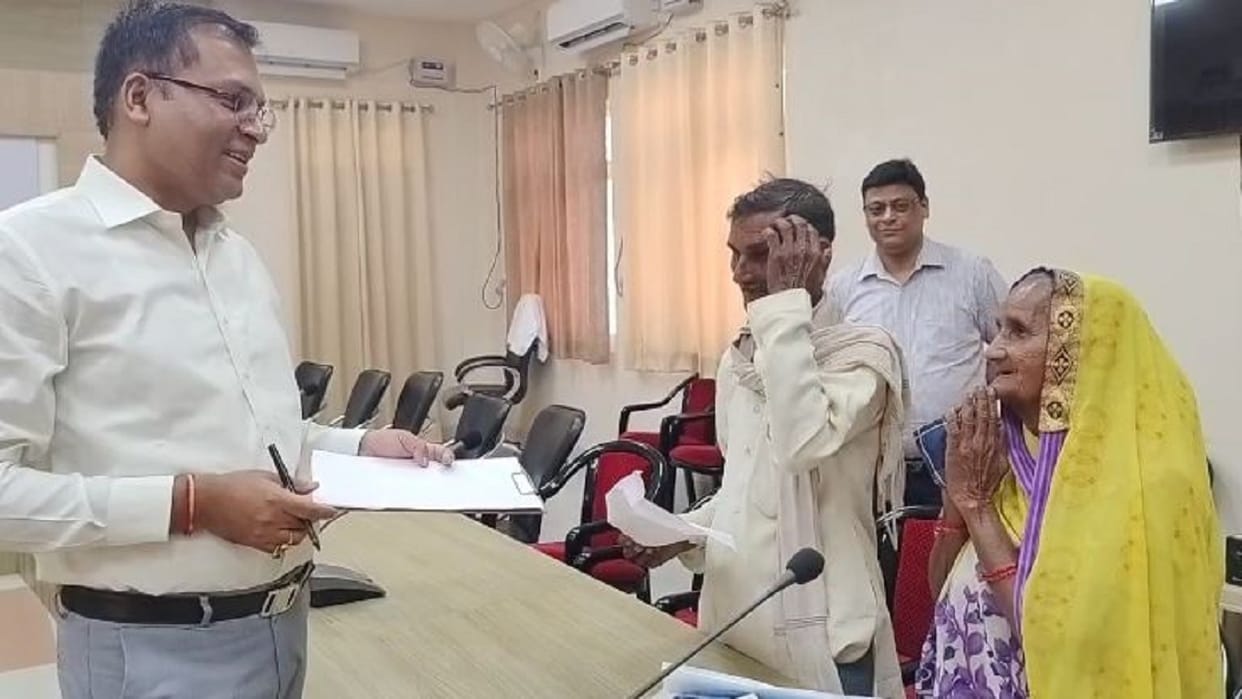 DM provided breakfast to the old lady in his office in Shahjahanpur