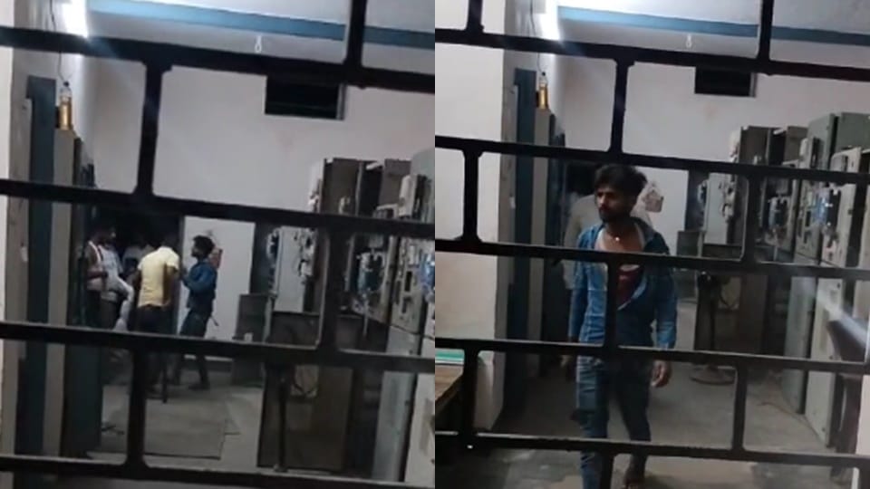 Amroha: youth who went complain about power cuts was held hostage and was slapped badly by workers