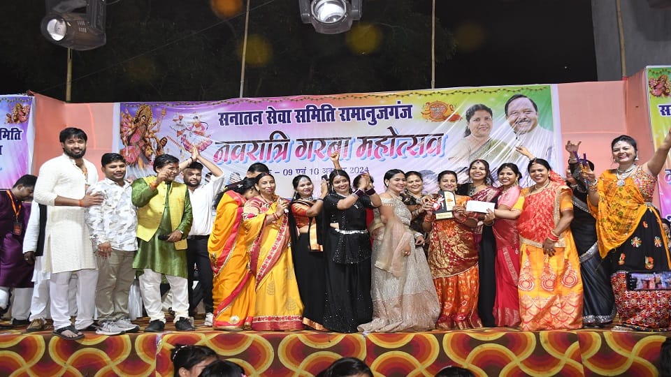 Thousands of people participated in Garba festival Superintendent of Police played Garba with small children i
