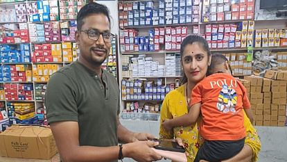 Footwear showroom owner in Sirsa showed honesty, returned the lost purse of a woman from Himachal