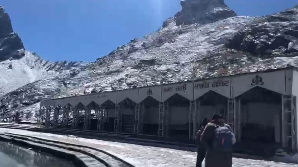 Hemkund Sahib: Army removed snow from about three km of Path Gurudwara will be decorated with flowers