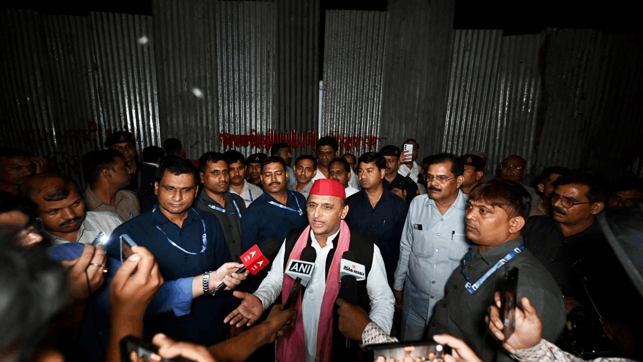 JPNIC Jai Prakash Narayan Centre  Dispute from UP to Bihar on JP jayanti Akhilesh seen dream in 2013