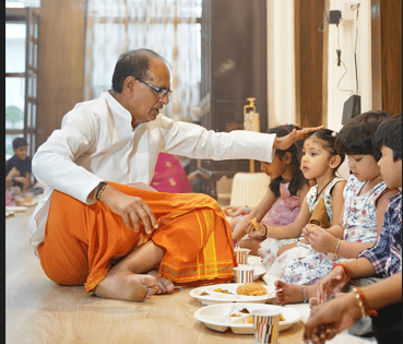 MP News: On Navratri, Union Minister Shivraj worshiped his daughters along with his wife, appealed to the soci