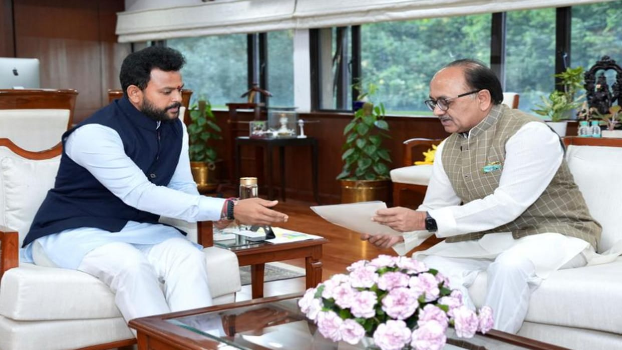 Direct flights to Visakhapatnam and Kolkata start, Siddharth Nath meets Aviation Minister