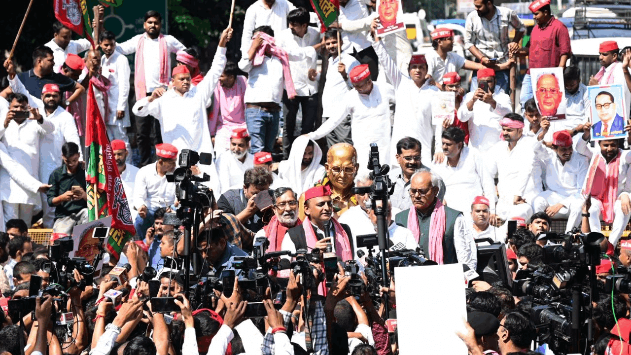 JPNIC Jai Prakash Narayan Centre  Dispute from UP to Bihar on JP jayanti Akhilesh seen dream in 2013