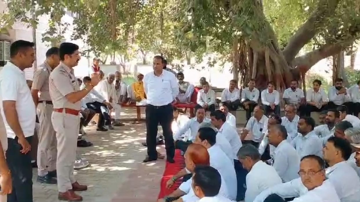 advocates reached police station after suspending their work In Mahindergarh