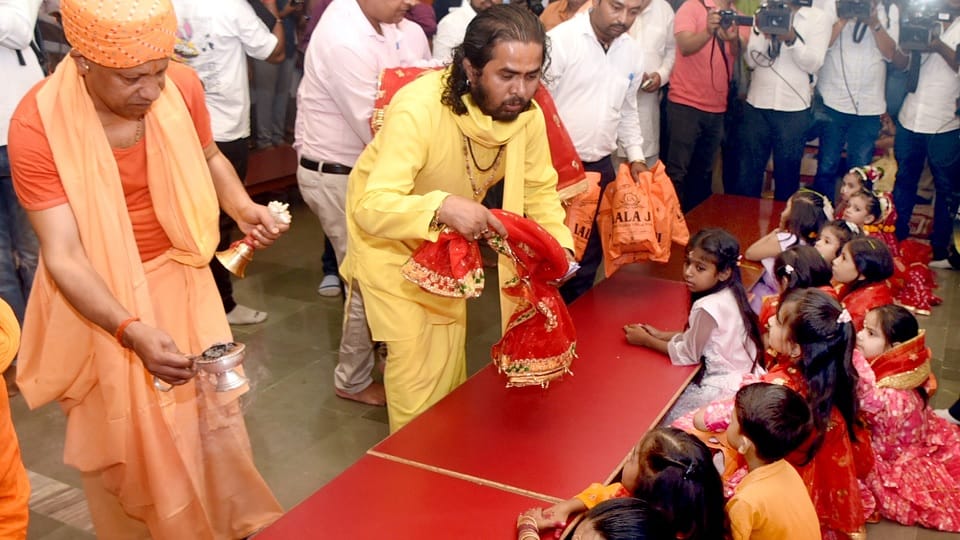 CM Yogi Adityanath performed Kanya Pujan on the day of Maha Ashtami of Sharadiya Navratri