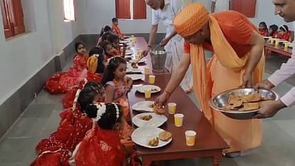 CM Yogi Adityanath performed Kanya Pujan on the day of Maha Ashtami of Sharadiya Navratri