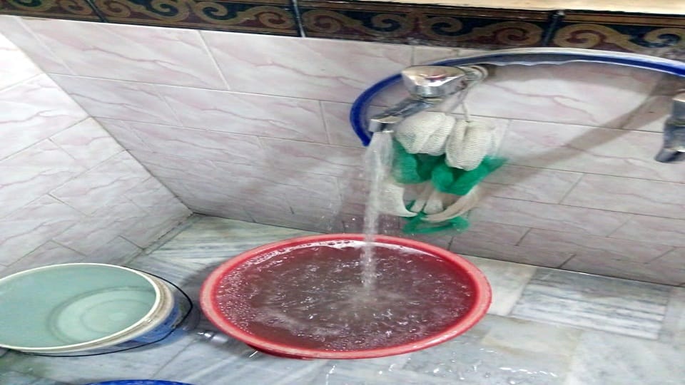 Dirty water is being supplied in taps in Aligarh