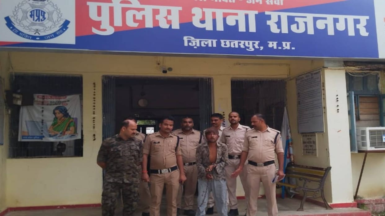 Chhatarpur Crime Minor pushed into well killed by throwing stones from above accused arrested within an hour