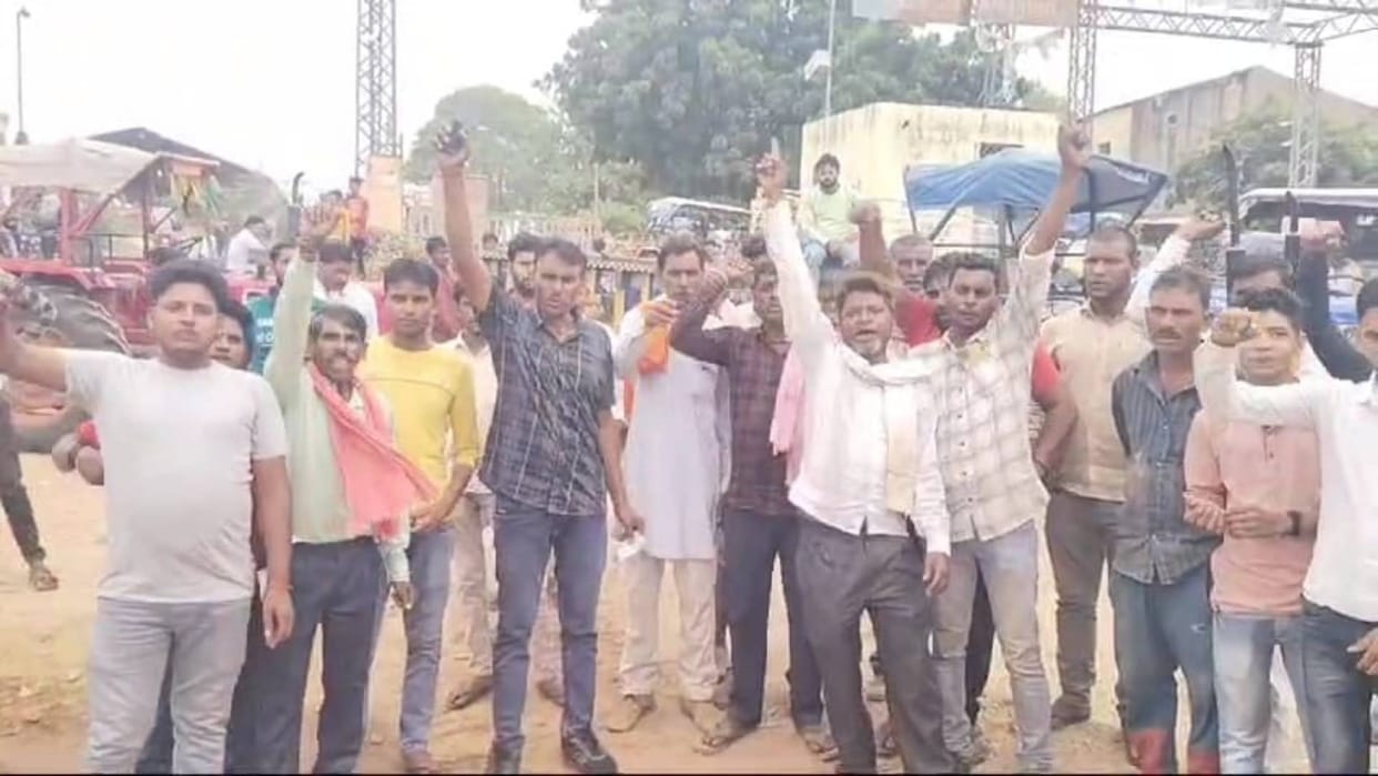 Shivpuri Farmers got angry getting low prices for peanuts accused Mandi employees of colluding with traders