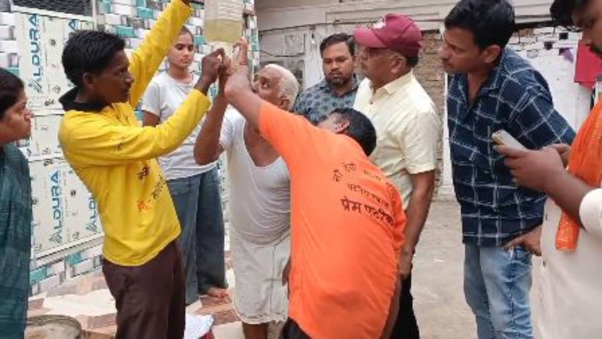 पानी की जांच करते हुए लोग