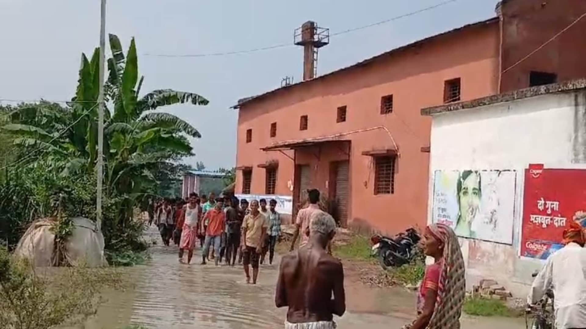 Muzaffarpur Flood: Canal embankment broke, water entered many houses; Administration started repair work