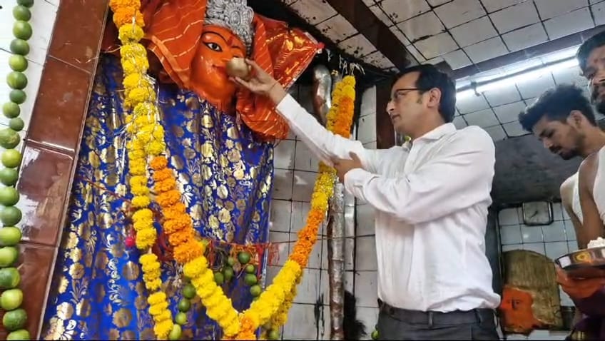 Maha Ashtami: Ujjain Collector offered liquor to the goddess, performed city puja to wish for happiness