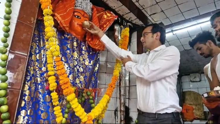 महाअष्टमी: उज्जैन कलेक्टर ने देवी को लगाया मदिरा का भोग, सुख-समृद्धि की कामना को लेकर की नगर पूजा