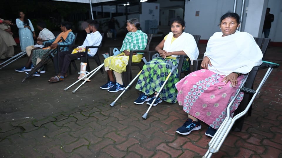 Victims who lost their legs in IED got artificial legs Naxal victims reached Deputy Chief Minister residence i