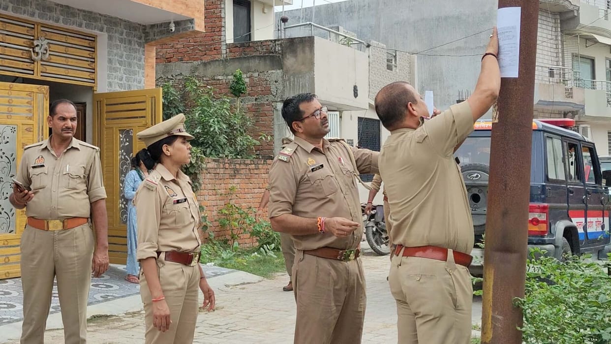 Kanpur: Drums were played at the houses of two absconding associates of Avnish, they were declared fugitives