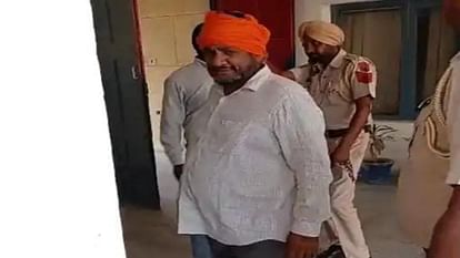 शिअद नेता गिरफ्तार: युवक को पंजाब पुलिस में भर्ती कराने के नाम पर ऐंठे नौ लाख रुपये, आरोपी का बेटा फरार SAD leader Malkit Singh Hira arrested in fraud case of Rs 9 lakh in Firozpur