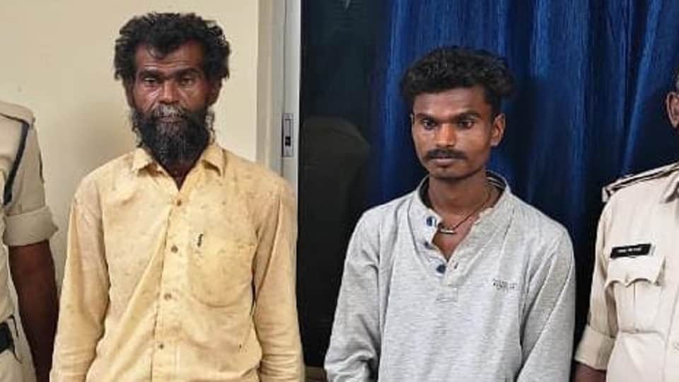 Chhattisgarh Crime News Police arrested father son accused of Murder in Bemetara news in Hindi