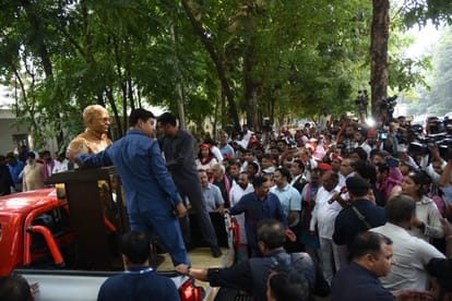 UP Politics Lucknow JPNIC Jai Prakash Narayan Centre sealed police deployed Akhilesh Yadav News in Hindi