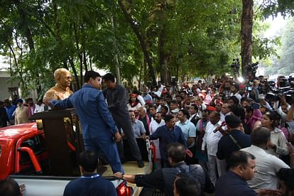 UP: JPNIC को सील करने पर गरमायी प्रदेश की सियासत, अखिलेश बोले- जब पुलिस वहां से हटेगी हम तब करेंगे माल्यार्पण UP Politics Lucknow JPNIC Jai Prakash Narayan Centre sealed police deployed Akhilesh Yadav News in Hindi