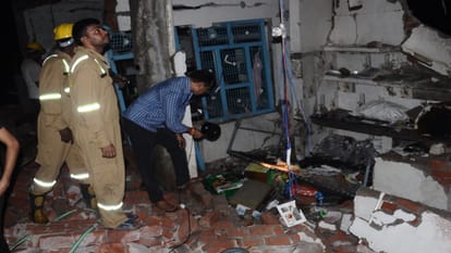Pratapgarh was shaken by the explosion in a store of firecrackers, one died