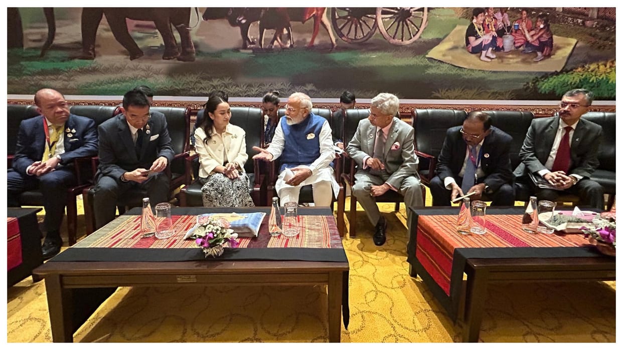 PM Modi meets Prime Minister of Thailand in Laos, talks on improving trade relations