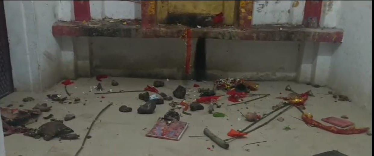 A drunk man broke the idols of goddess in temple in Bachhrawan kotwali in Raebareli.