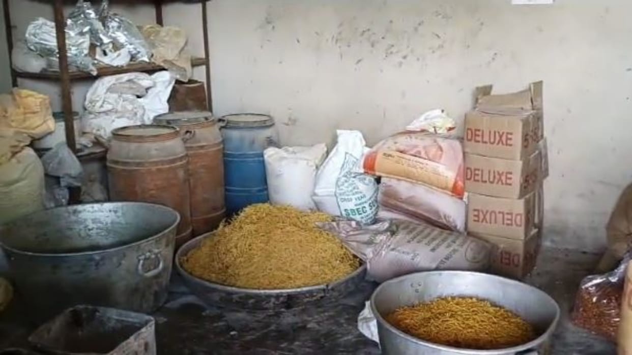 Alwar : Food Safety Department's action under campaign against pure food adulteration, spoiled snacks seized