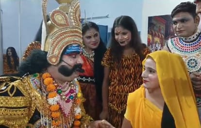 सीता जी को दृश्य समझाते रावण बने अंकित
