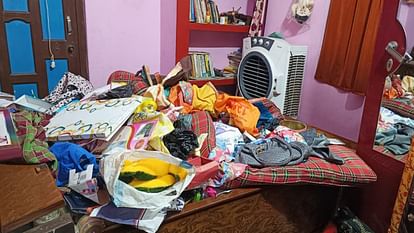 Crime News: पर्व में सुनसान घरों पर चोरों की नजर, रिटायर्ड प्रोफेसर के घर से ढाई लाख के जेवरात और नकदी उड़ाई Saharsa News: Thieves stole jewellery and cash worth 2.5 lakhs from a retired professor's house, 2 arrested