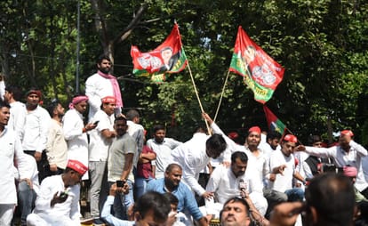 Lucknow: SP workers created ruckus at JPNIC Centre, Akhilesh said government wants to sell the museum.