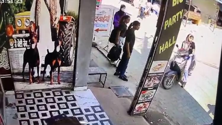 Ambala: खिलौनानुमा पिस्तौल के बल पर दिव्यांग की दुकान से नकदी से भरे बैग लूटे, घटना सीसीटीवी में रिकॉर्ड