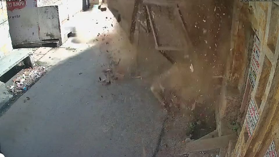 Meerut: 150 year old house collapsed in Sadar, two children and woman get pressed if they give even a second