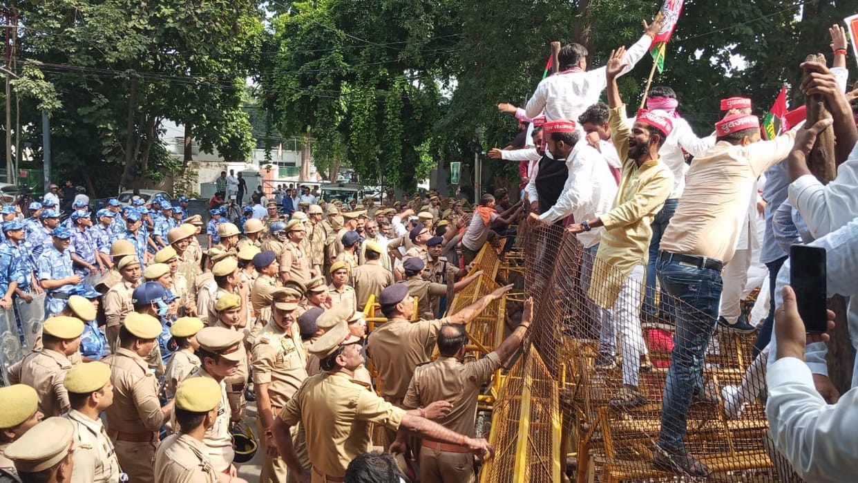 UP Politics Lucknow JPNIC Jai Prakash Narayan Centre sealed police deployed Akhilesh Yadav News in Hindi