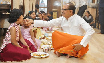 MP News: On Navratri, Union Minister Shivraj worshiped his daughters along with his wife, appealed to the soci