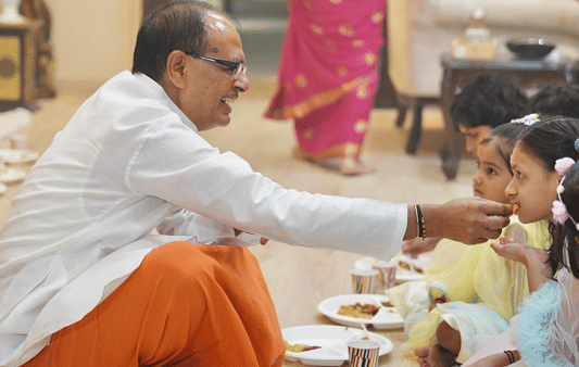 MP News: On Navratri, Union Minister Shivraj worshiped his daughters along with his wife, appealed to the soci