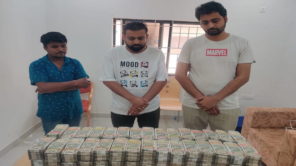 दो करोड़ से ज्यादा कैश बरामद
